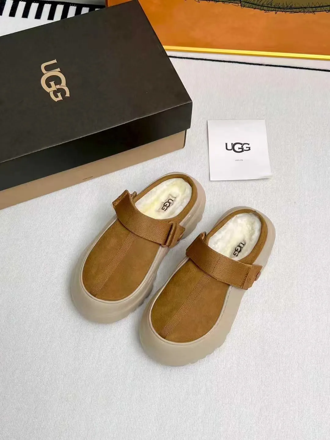 Factory price 560💰 (same style for men and women) 🌸UGG 2025 new small potato, half drag and one kick to unlock the relaxed feeling, lightweight and thin sole, always light and fashionable, casually walking out of a new style, it feels very UGG, classic suede with soft wool lining insole, rubber foam outsole, hot stamped logo ✅Color: bright green, bright yellow, maroon, black ✅Number of codes: 35 to 45 (synchronized with the official website)